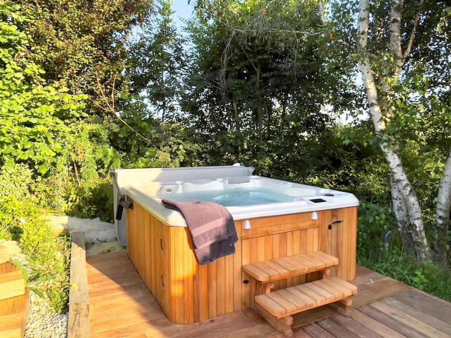 Gîte de charme pour couple avec sauna et jacuzzi extérieurs privatifs Peaugres Extérieur photo