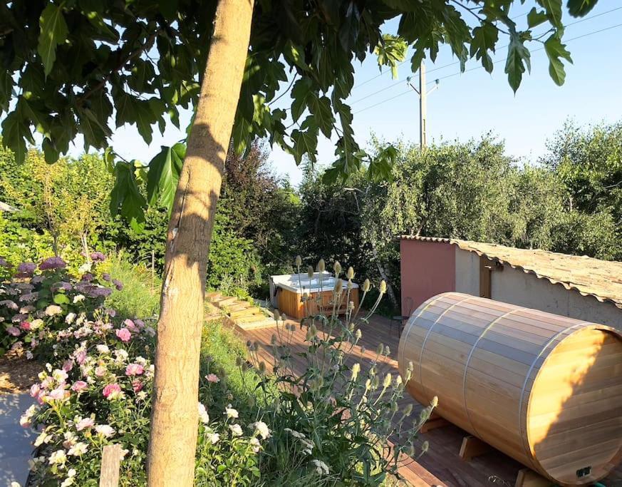 Gîte de charme pour couple avec sauna et jacuzzi extérieurs privatifs Peaugres Extérieur photo