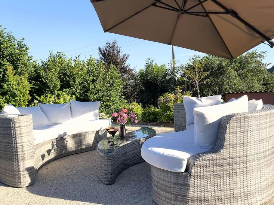 Gîte de charme pour couple avec sauna et jacuzzi extérieurs privatifs Peaugres Extérieur photo