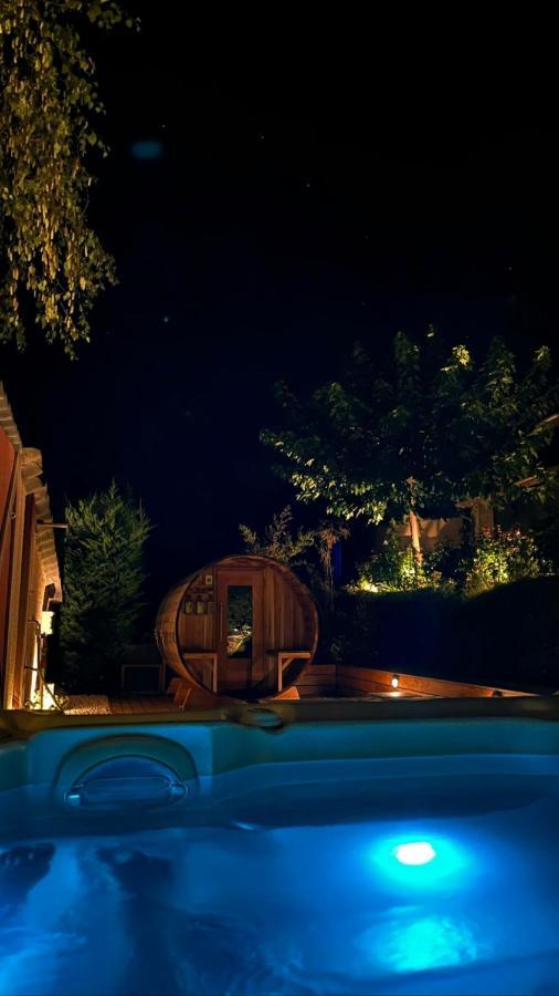 Gîte de charme pour couple avec sauna et jacuzzi extérieurs privatifs Peaugres Extérieur photo